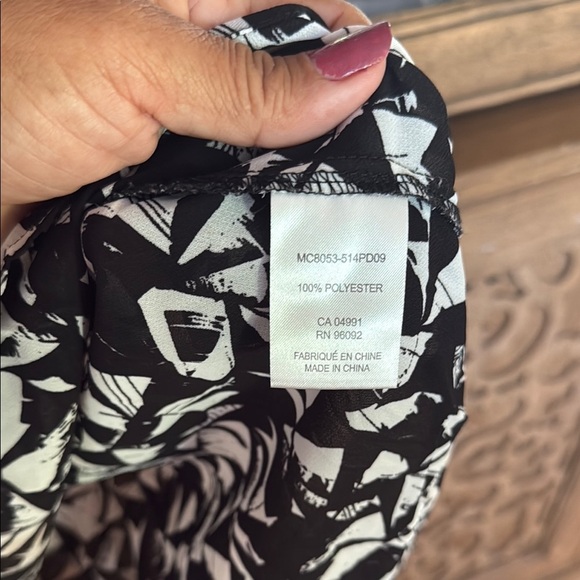 Black and White Sleeveless Top - Picture 3 of 5